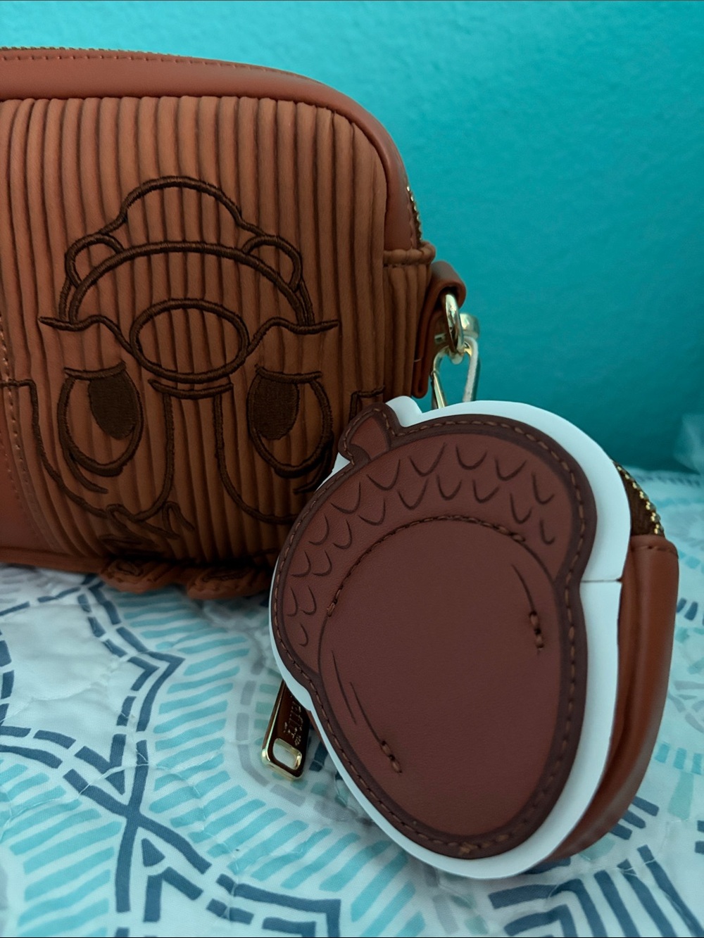 Disney Chip & Dale Crossbody/Sling/Belt Bag with Character Embroidery Loungefly - Picture 2 of 5